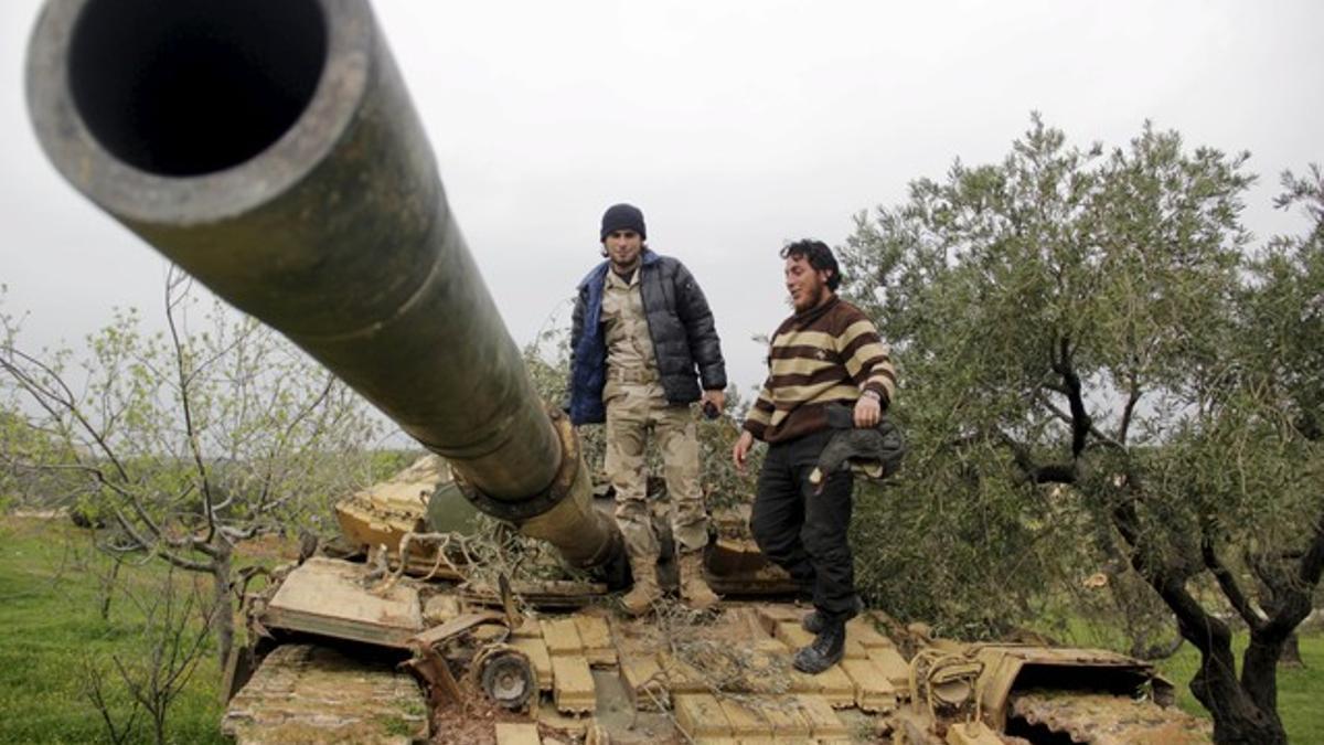 Rebeldes de la brigada Suqour al-Sham sobre un tanque durante los combates contra las tropas leales a al Assad