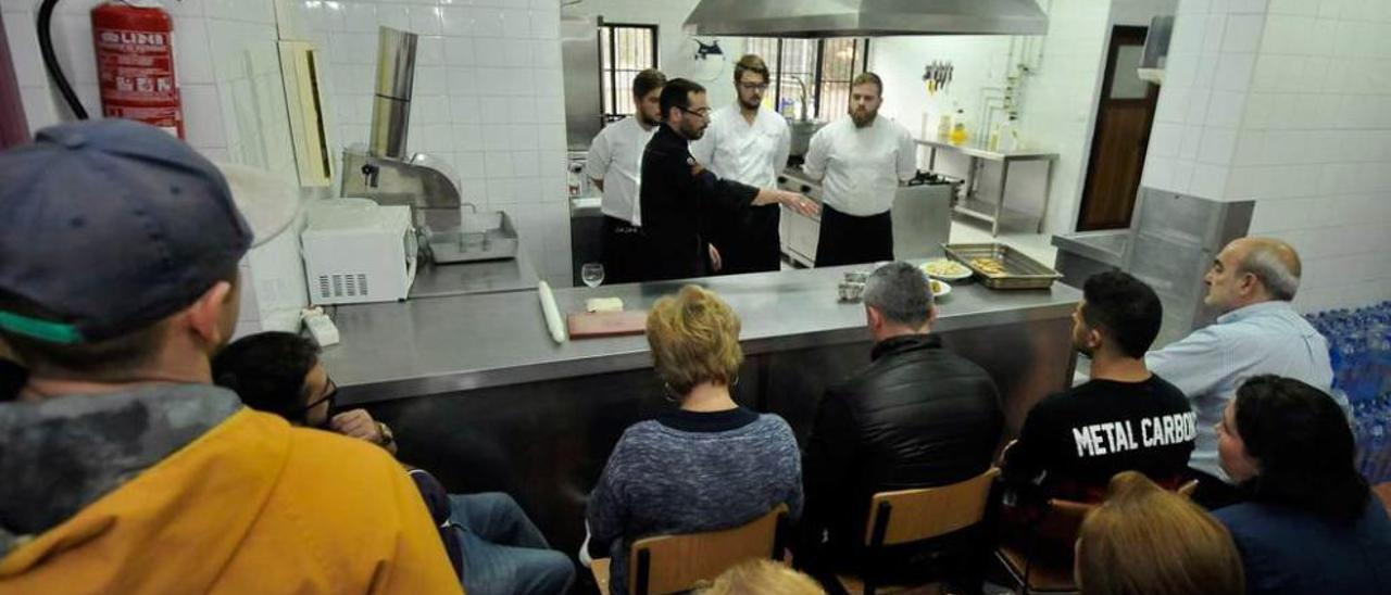 Víctor Pérez, en el centro, muestra a los hosteleros uno de los pasos de la elaboración de un pincho.