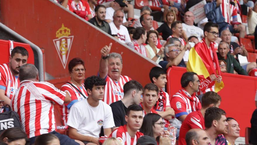 Aficionados del Sporting, durante el último partido en El Molinón. | Juan Plaza
