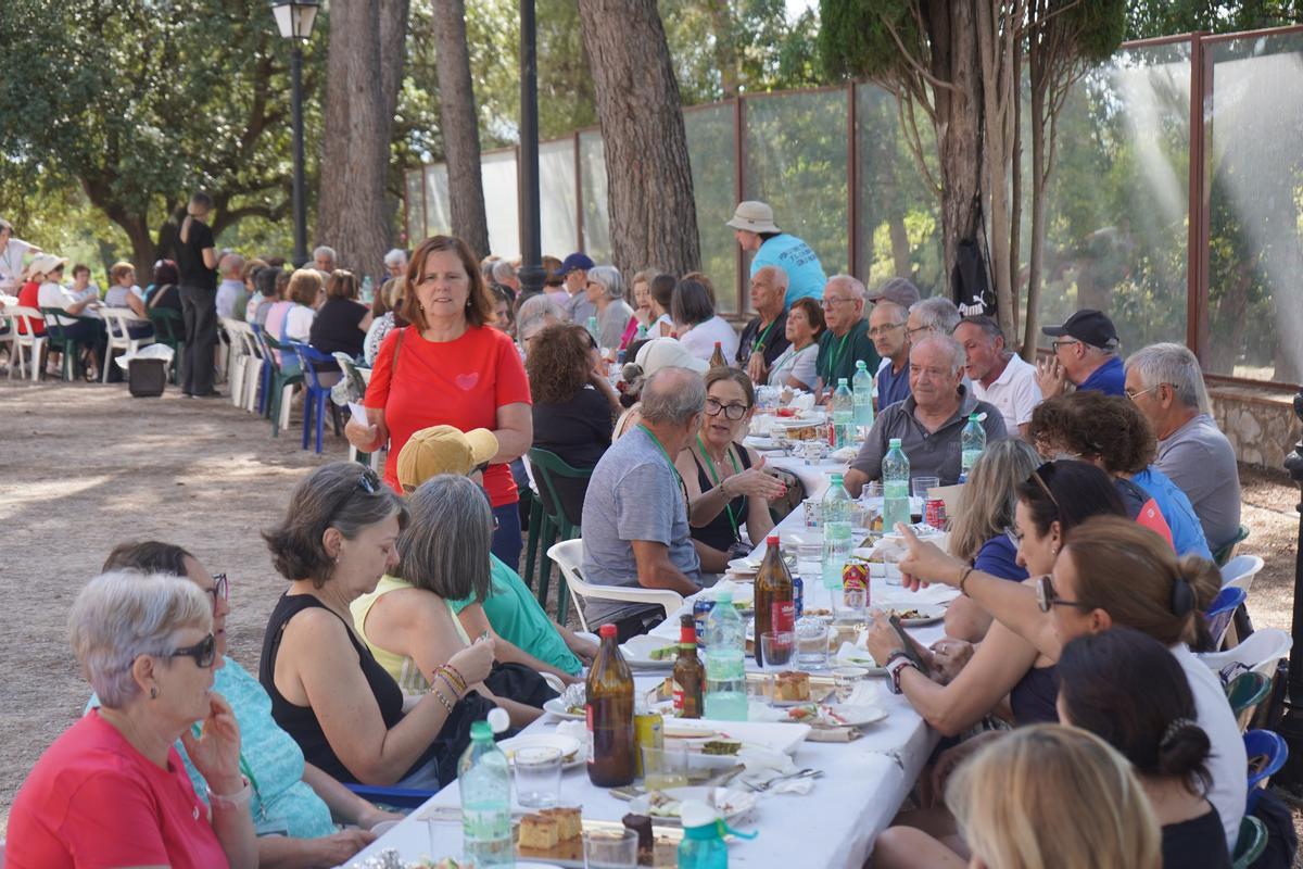 Asistentes a la fiesta de fin de temporada del programa "Ontinyent camina" en el Alberg Perú.