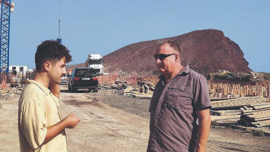 Batista conversa con Brian Harrison, portavoz de la Asociación Salvar La Tejita, en su visita a las obras del polémico hotel.