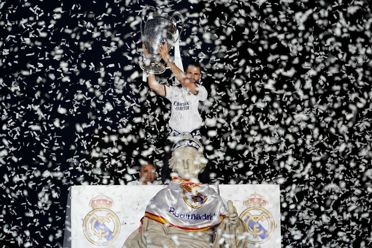 Nacho Fernández alza la Champions conquistada por el Real Madrid frente al Borussia Dortmund.