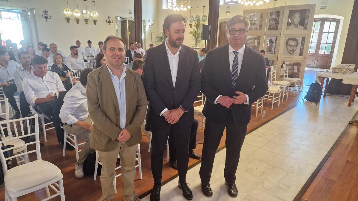 Manuel Martos, Ginés García y Sergio Velasco, al inicio del encuentro empresarial sobre eficiencia energética en Puente Genil.