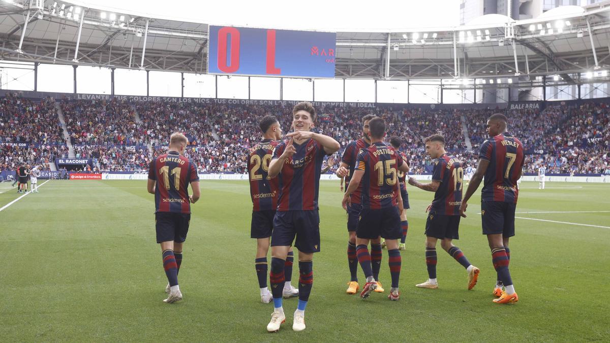 Pepelu celebra un gol en el Ciutat