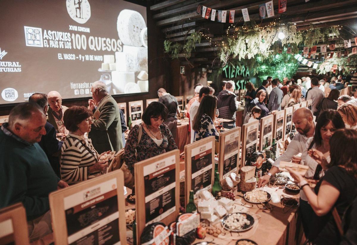 Cata de quesos durante «Asturies, el  país de los cien quesos», en Tierra Astur. Cedida a LNE