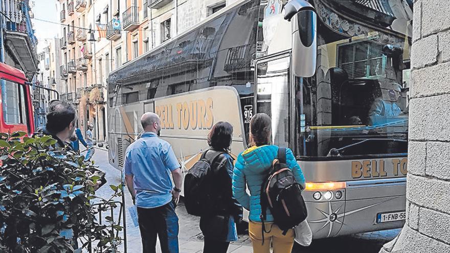 Un bus entra al Barri Vell i comet múltiples infraccions per sortir