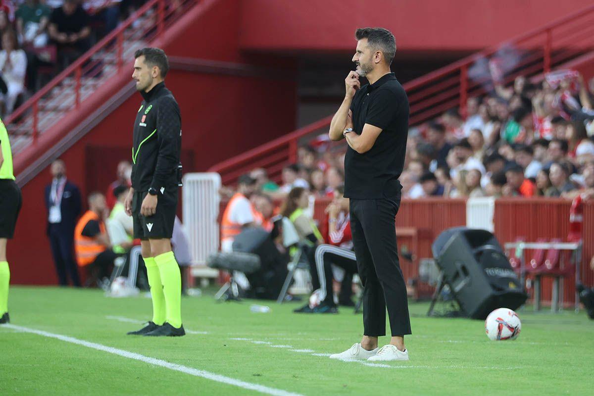 Iván Ania, pensativo en la línea de banda del Nuevo los Cármenes durante el choque.