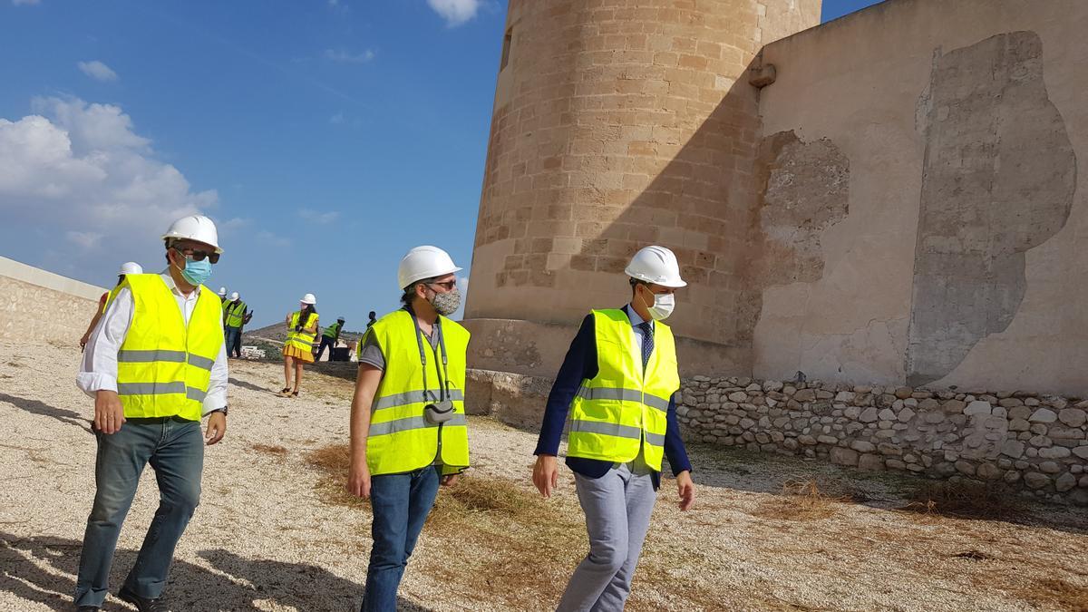 La última visita del alcalde y el concejal de Patrimonio Histórico al castillo de Elda.