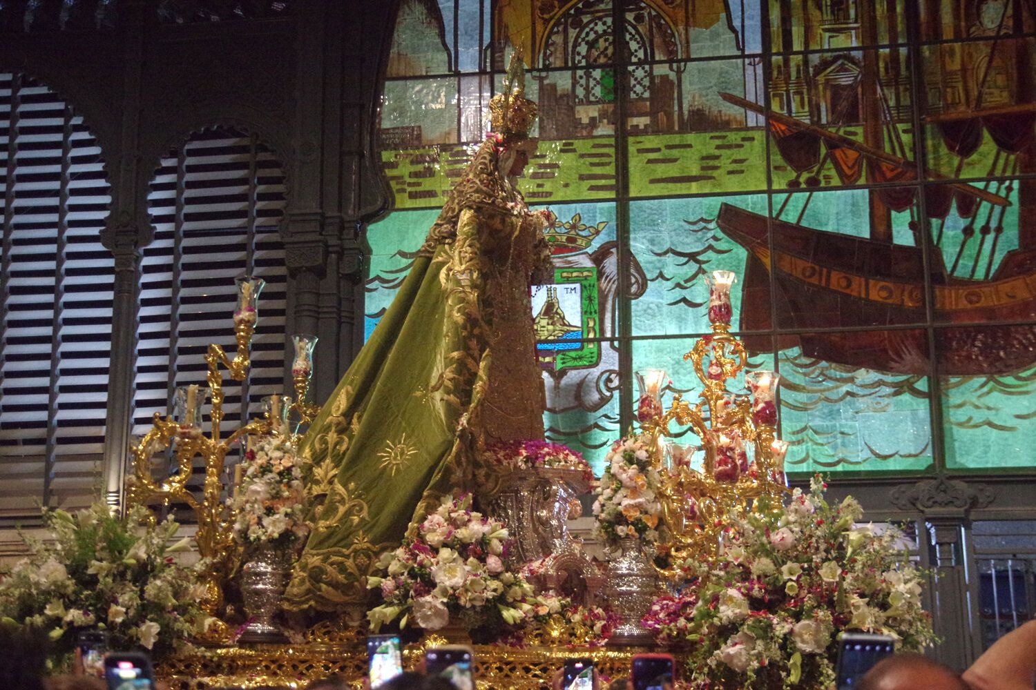 Procesión triunfal de regreso de la Virgen de la Esperanza a su basílica tras su peregrinación a Roma