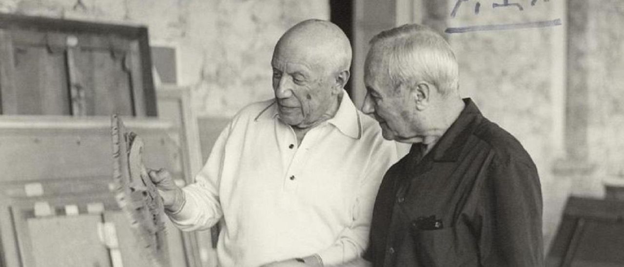 Pablo Picasso y Joan MIró en Mougins, en 1967.