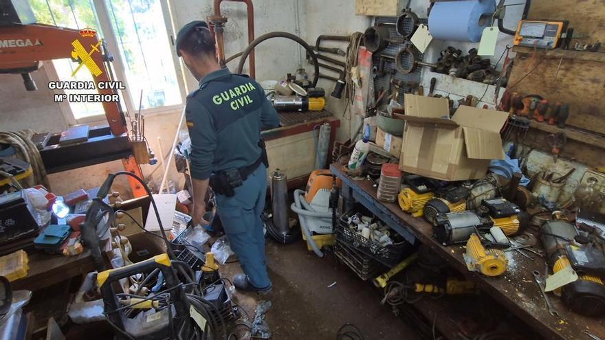 La Guardia Civil destapa un taller ilegal entre residuos en una finca rústica de Formentera