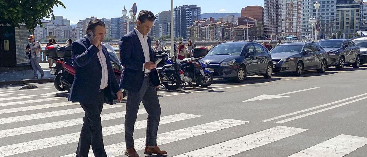 Por la izquierda, Alfonso Villalva y Alejandro Irarragorri, ayer, con la playa de San Lorenzo al fondo. | Á. Cabranes