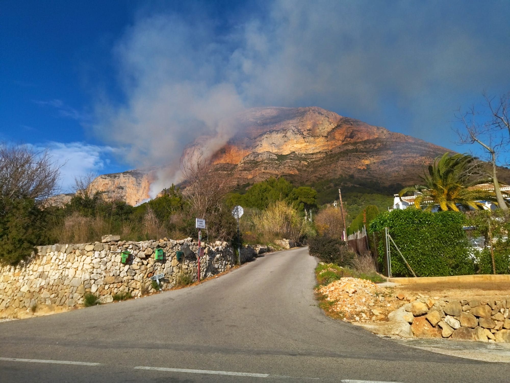 Declarado un incendio forestal en el Montgó