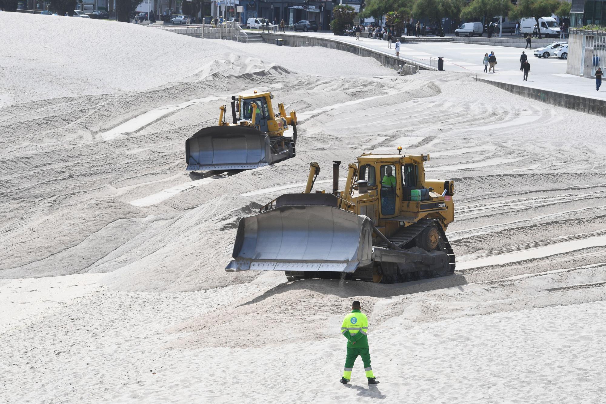 Comienza la retirada de la duna invernal de la playa de Riazor, en A Coruña, para prepararla para el verano