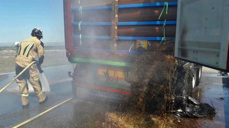 Un camión cargado de glicerina arde en la autopista AP-68