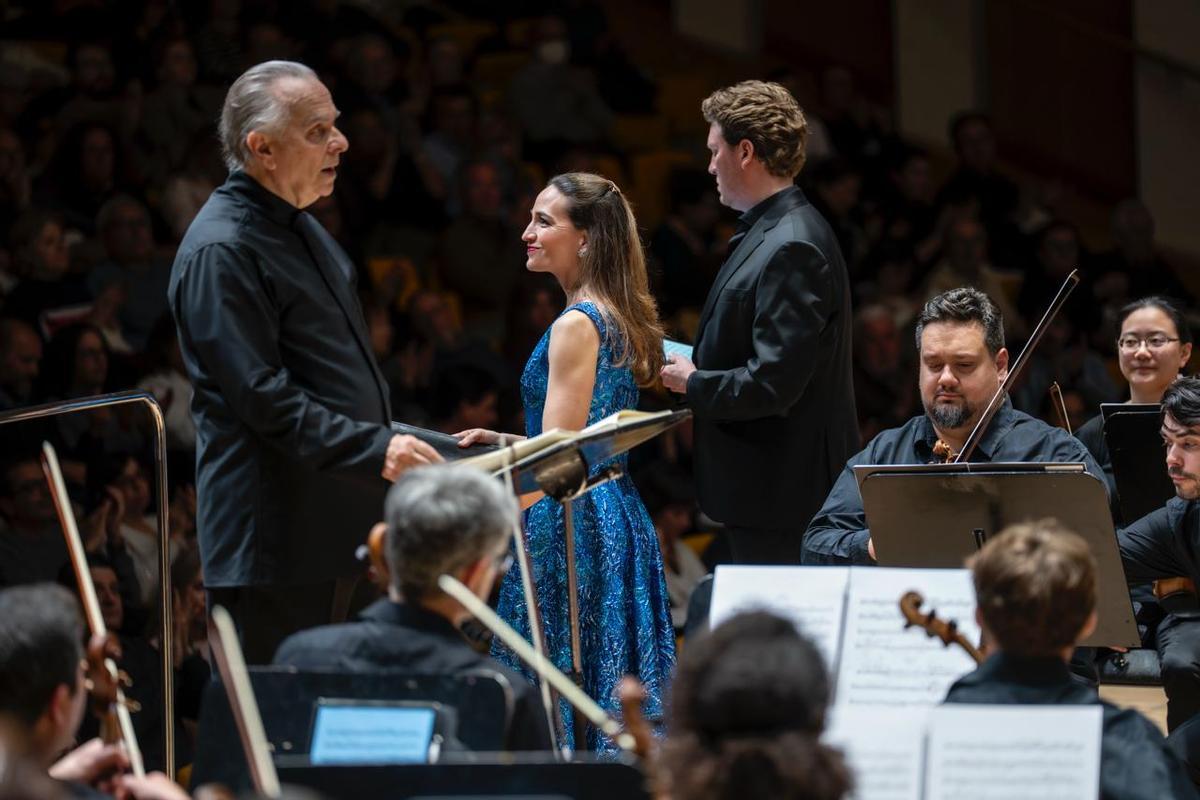Mark Elder con Kate Lindsey y Gordon Bintner en "La infancia de Cristo" en Les Arts.