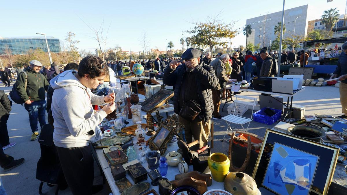 El rastro de la avenida de Torongers en València.