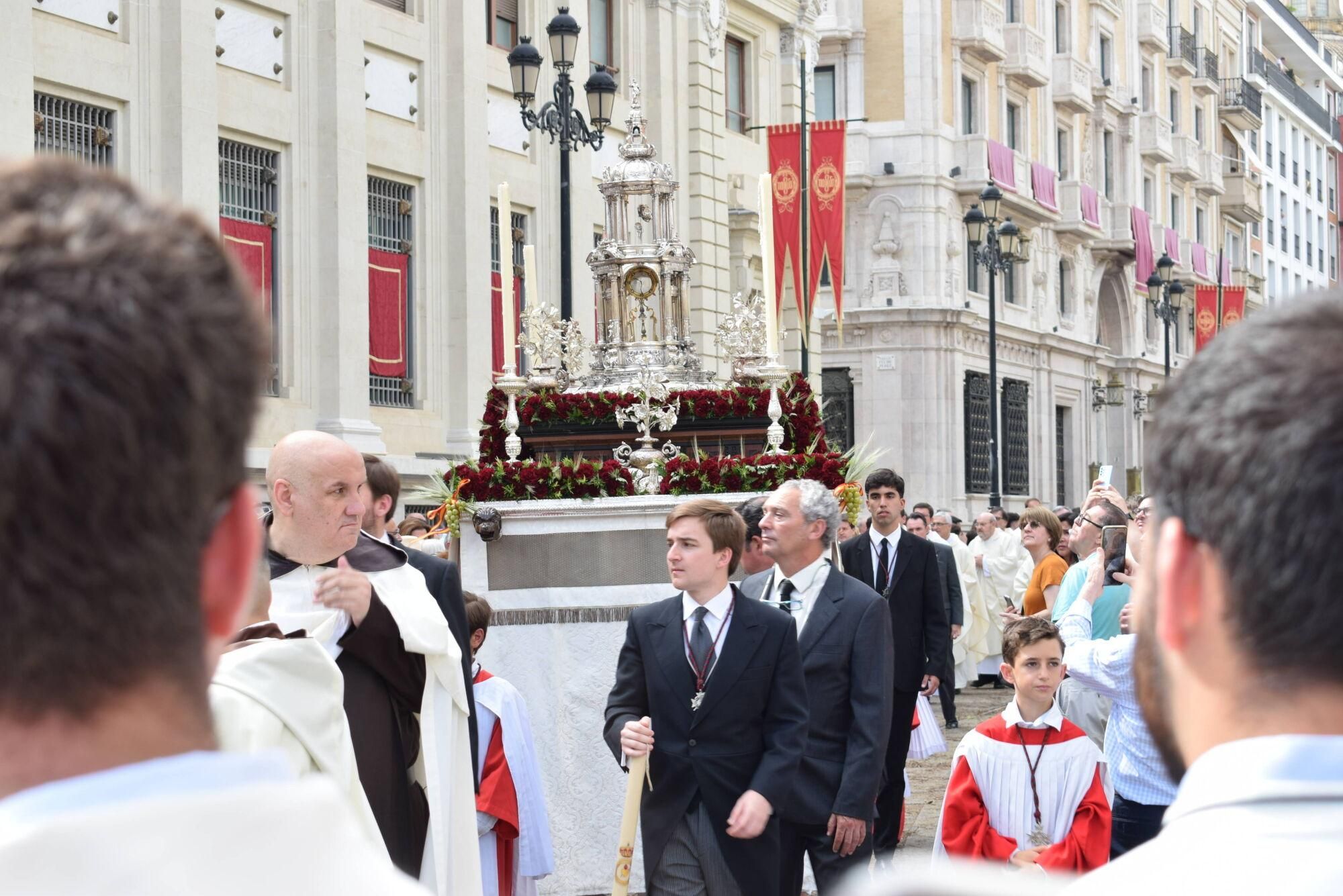 Paso de la custodia chica con la reliquia de la Santa Espina procesiona por la Avenida de la Constitución durante el Corpus de Sevilla