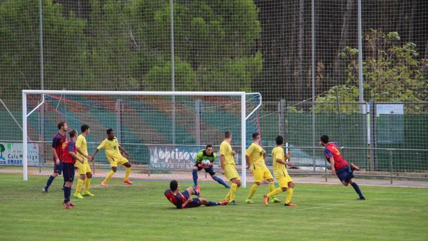 Un jugada del partit l&#039;Escala-Banyoles