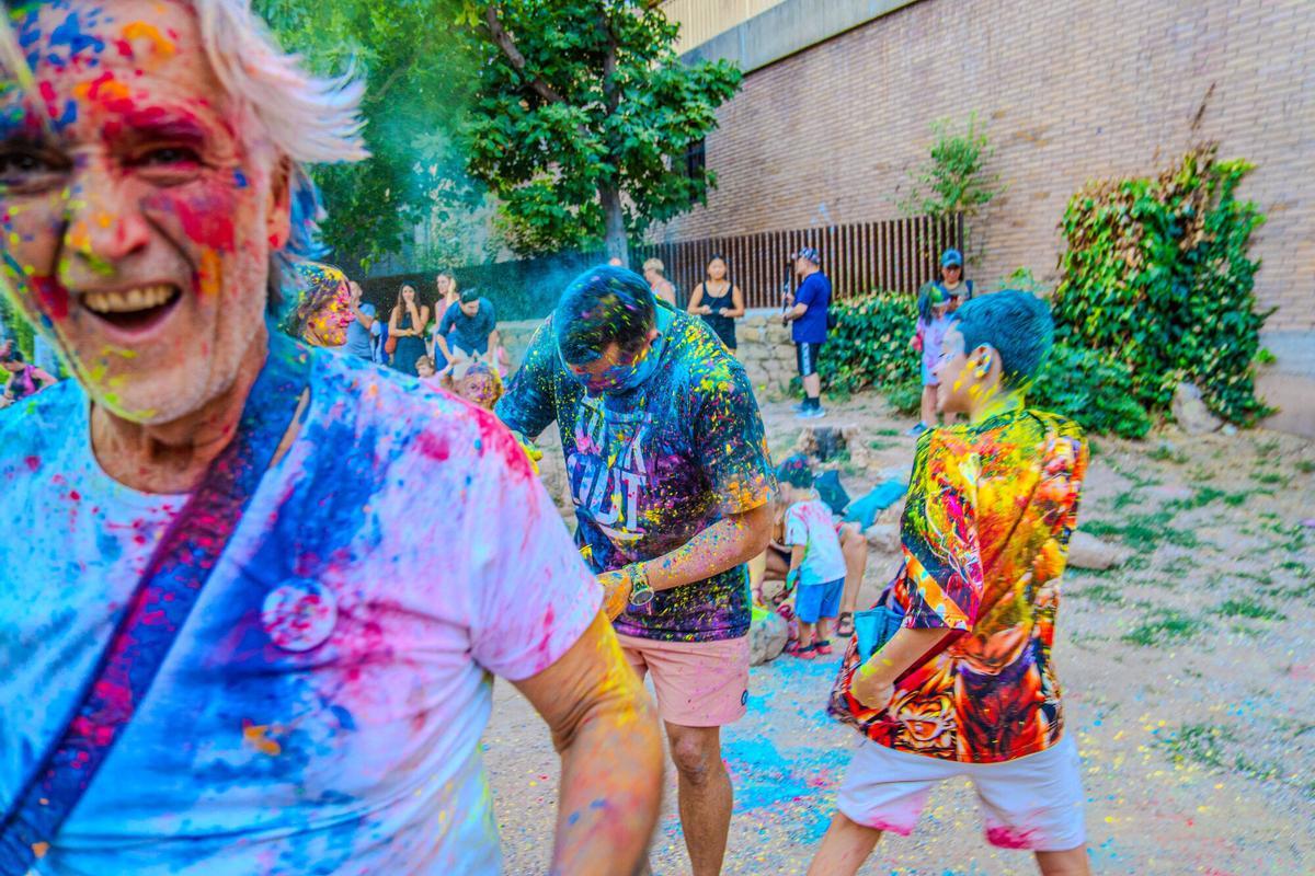La festa Holi omple de colors els Jardins del Casino de Manresa La festa Holi omple de colors els Jardins del Casino de Manresa