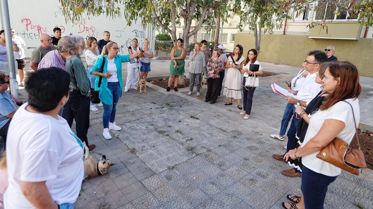 Belén Mesa, concejala de Viviendas Municipales -la quinta por la derecha, con una carpeta-, con vecinos de La Salud.