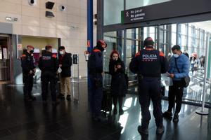 Los Mossos realizan controles de desplazamiento en la estación del AVE de Camp de Tarragona.