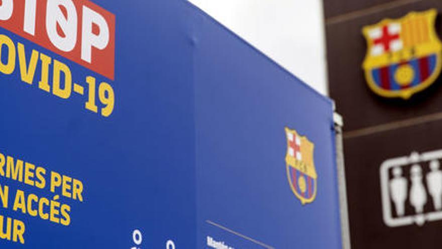 Un cartell amb les mesures de seguretat i higiene pel coronavirus a l&#039;exterior del Camp Nou