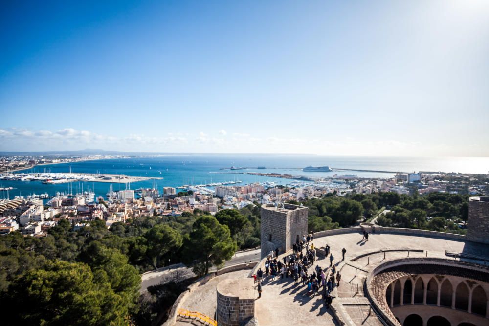 Torres, talaias y talaiots se encienden en Baleares en un "canto" por los derechos humanos