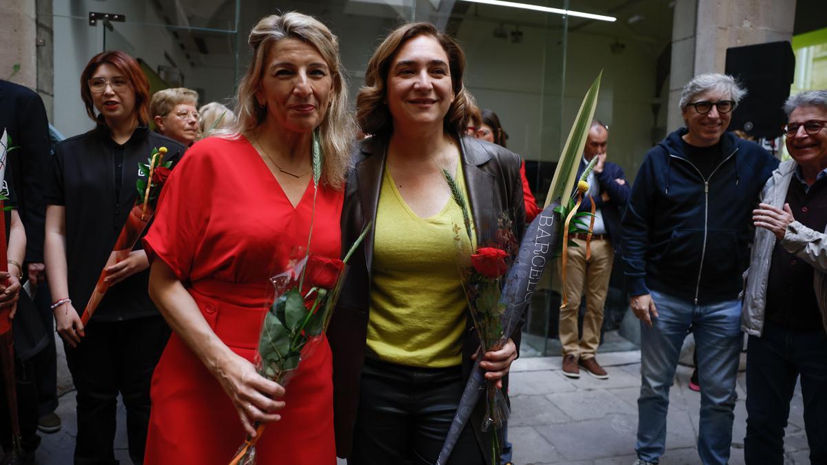 La vicepresidenta del Gobierno y ministra de Trabajo, Yolanda Díaz, junto a la alcaldesa de Barcelona, Ada Colau, durante el desayuno del ayuntamiento para los escritores con motivo de Sant Jordi en Barcelona.