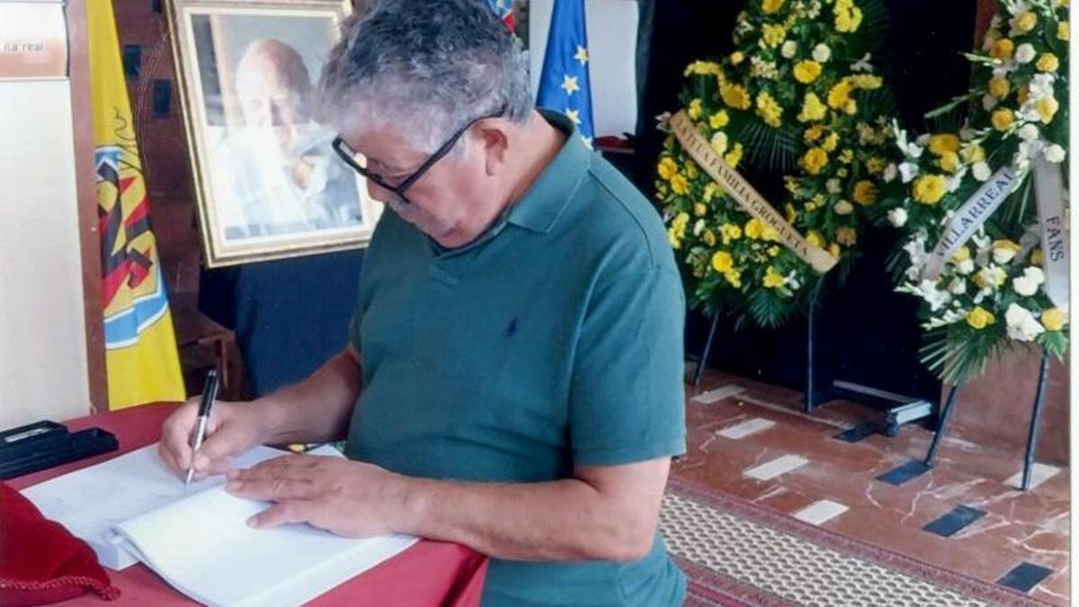 Toni Granados firma en el libro de condolencias de Llaneza.