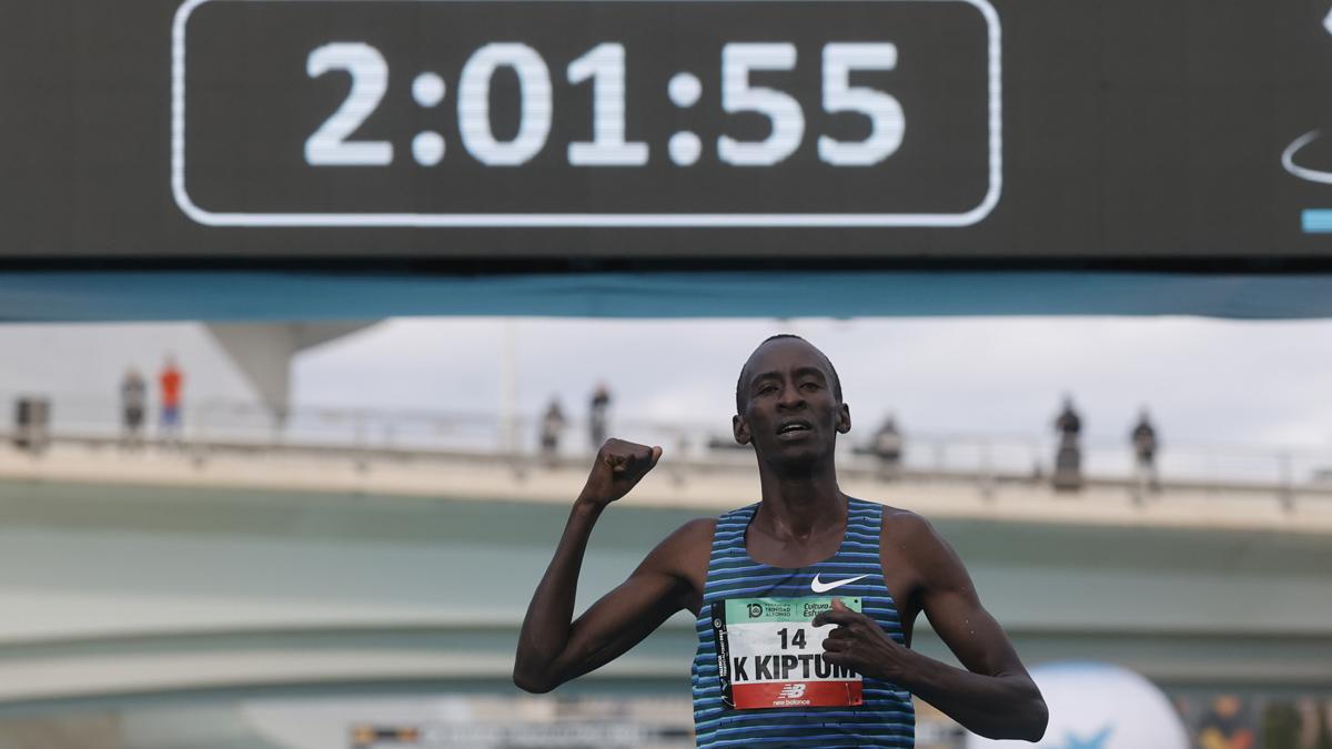 El atleta keniano Kelvin Kiptum a su llegada a meta como ganador de la cuadragésima segunda edición del Maratón Valencia Trinidad Alfonso.