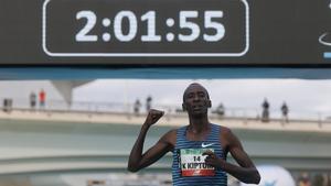 El atleta keniano Kelvin Kiptum a su llegada a meta como ganador de la cuadragésima segunda edición del Maratón Valencia Trinidad Alfonso.