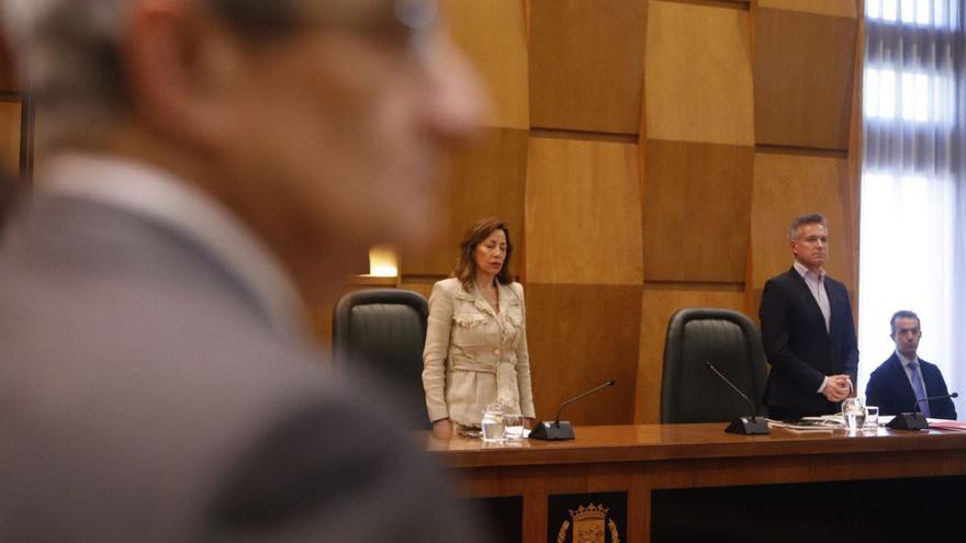Natalia Chueca, en el centro de la imagen, y el portavoz de Vox, en primer término, el miércoles en el pleno.