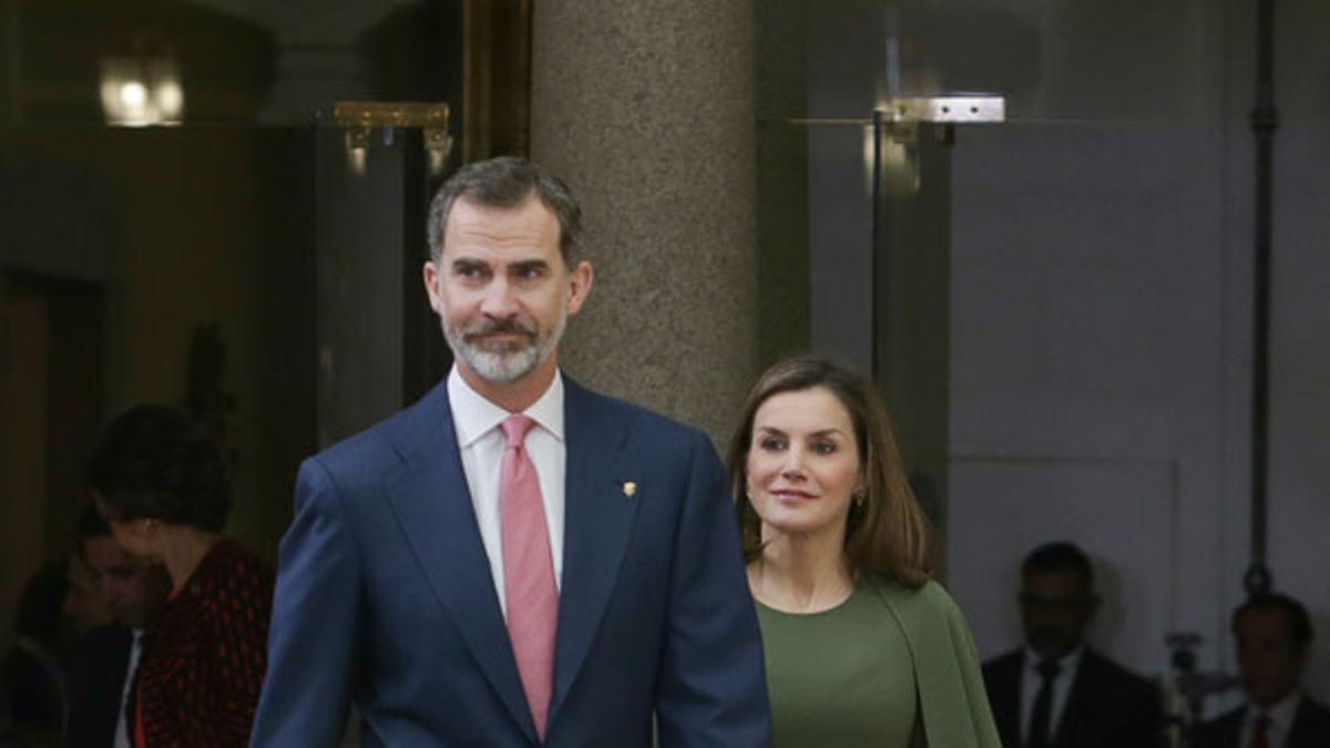 Letizia Ortiz con vestido verde con capa y zapatos de serpiente con tachuelas