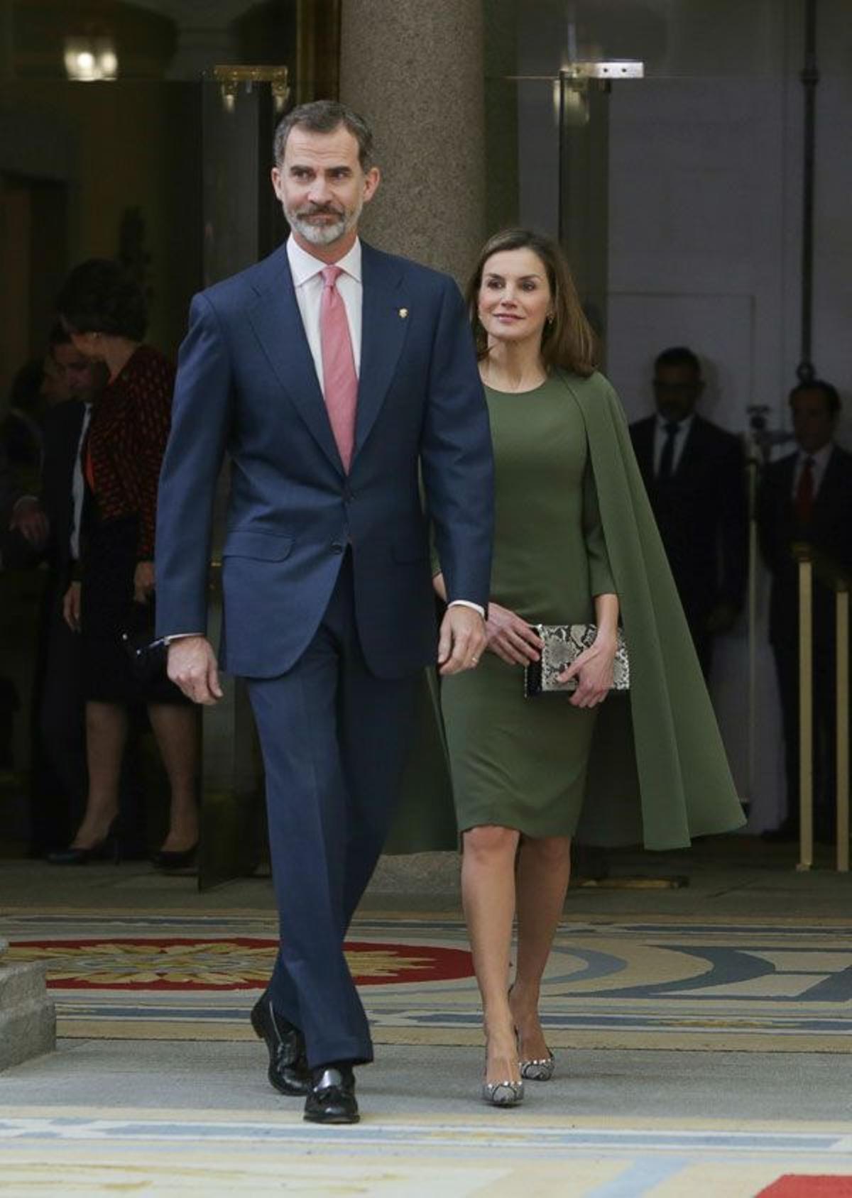 Letizia Ortiz y su vestido verde con capa junto a Felipe VI