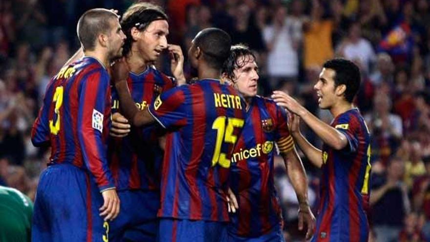 Ibrahimovic celebra junto a sus compañeros su primer gol como jugador del Barça