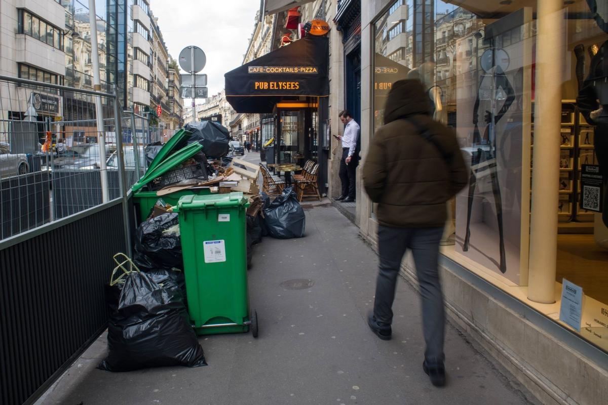 La basura se acumula en las calles de París mientras continúan las huelgas por las pensiones