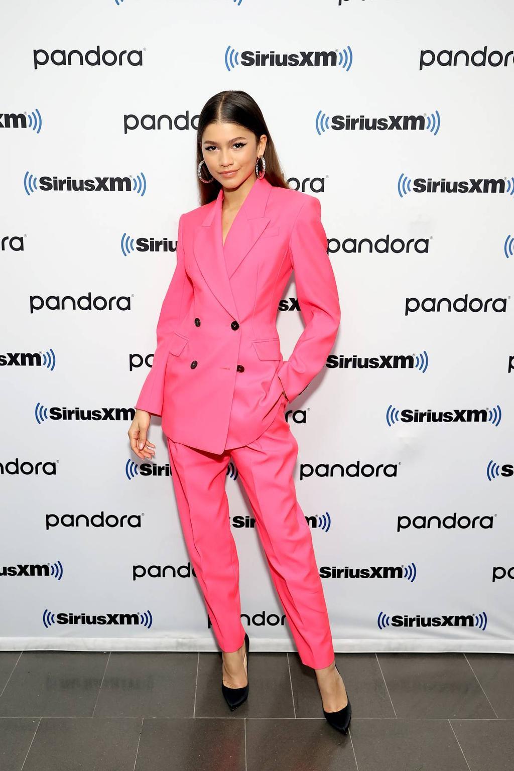 Zendaya con traje neón de Alexander McQueen.