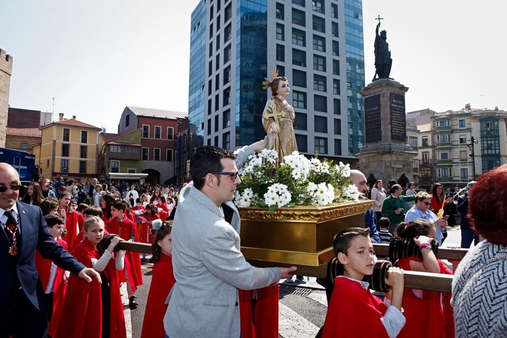 Procesión y bendición de los ramos en Gijón.