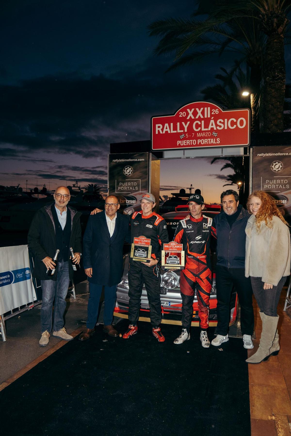 El francés Romain Dumas y su copiloto Guilhem Zazurca, ganadores del Rally Clásico