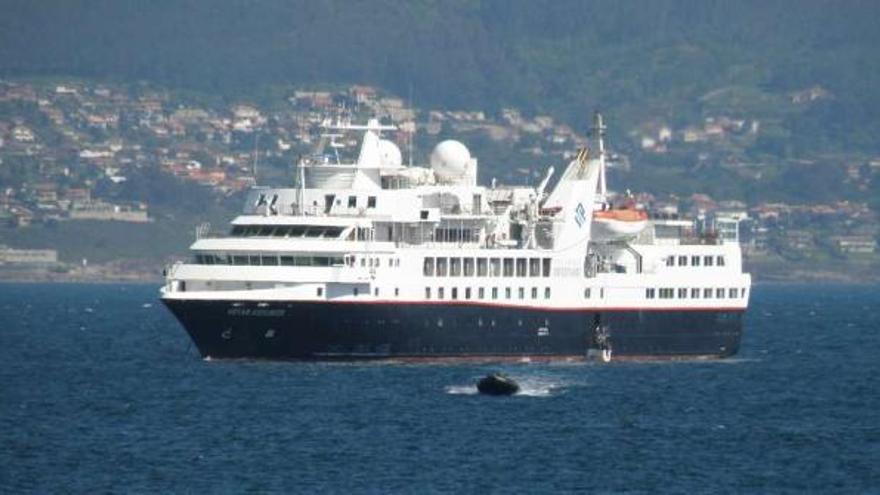 El crucero &quot;Silver Explorer&quot; fondeó frente a la isla Norte de Cíes.  // Guardería Parque Nacional