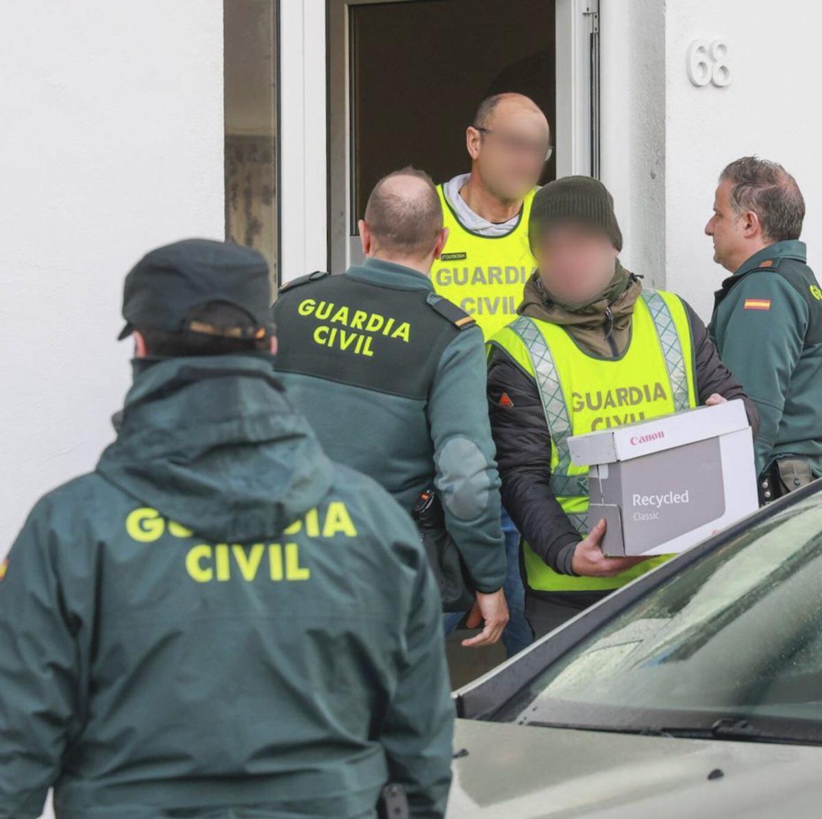 Los agentes, al término del registro, el viernes pasado en O Grove. Abajo, efectos intervenidos en la intervención. | IÑAKI ABELLA