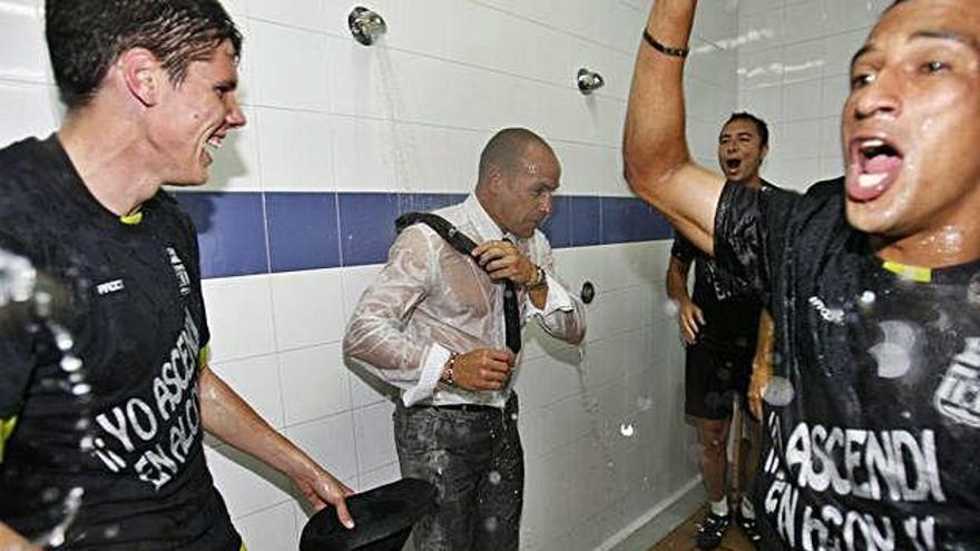 Héctor Yuste, en la ducha con Paco Jémez en el ascenso de Alcoy.