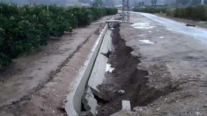 Surcos llenos de pedrisco en invernaderos de El Perelló.