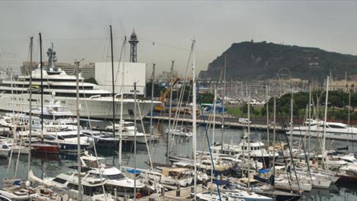 El gigantesco yate de lujo 'Eclipse' del millonario ruso Roman Abramovich, fondeado en pleno Port Vell, sepulta el paisaje de Barcelona, el miércoles.