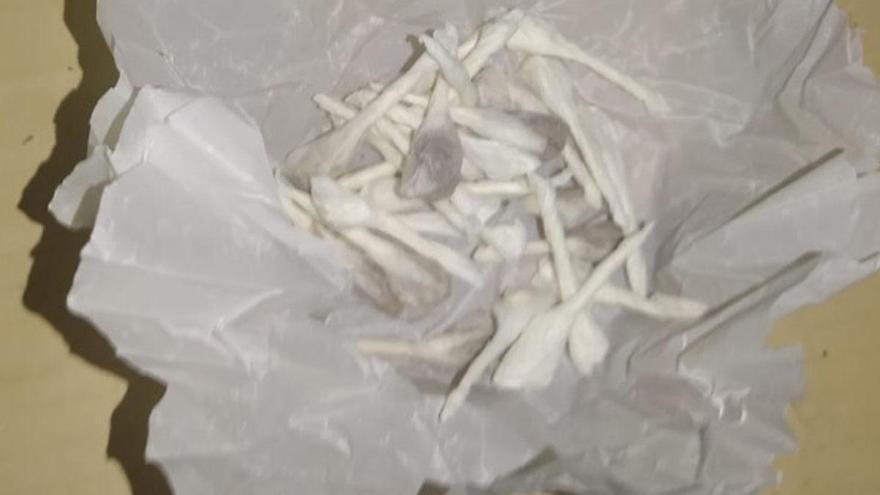 Desmantelan en Los Asperones un punto de venta de droga que vendía las papelinas a 5 euros