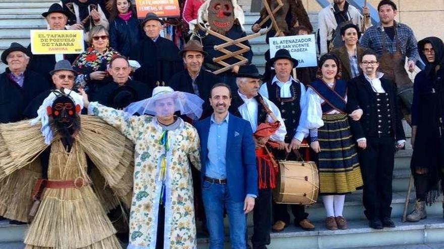 Los grupos, con el diputado de Turismo en Braganza.