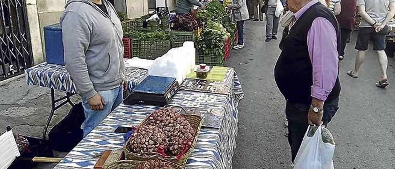 Diego de León negociando una venta de caracoles.