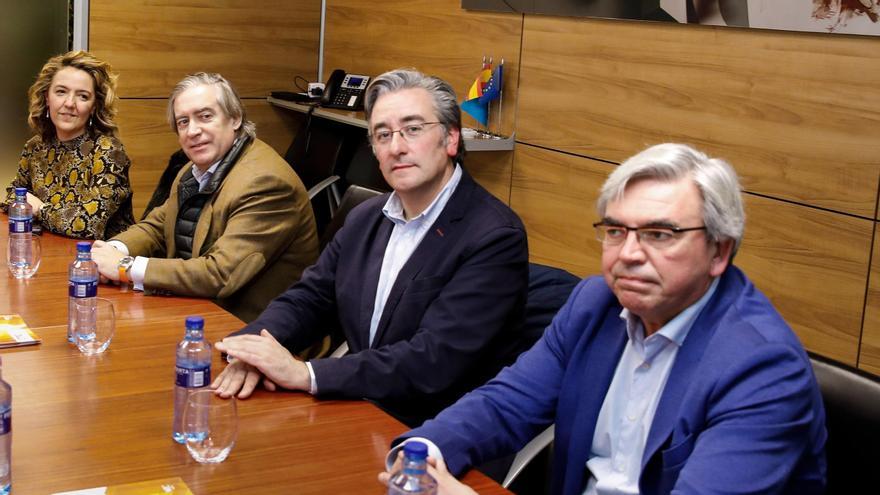 Por la derecha, Mariano Marín, Pablo González, Alberto López-Asenjo y Teresa Mallada, en una sesión de trabajo hace dos años.