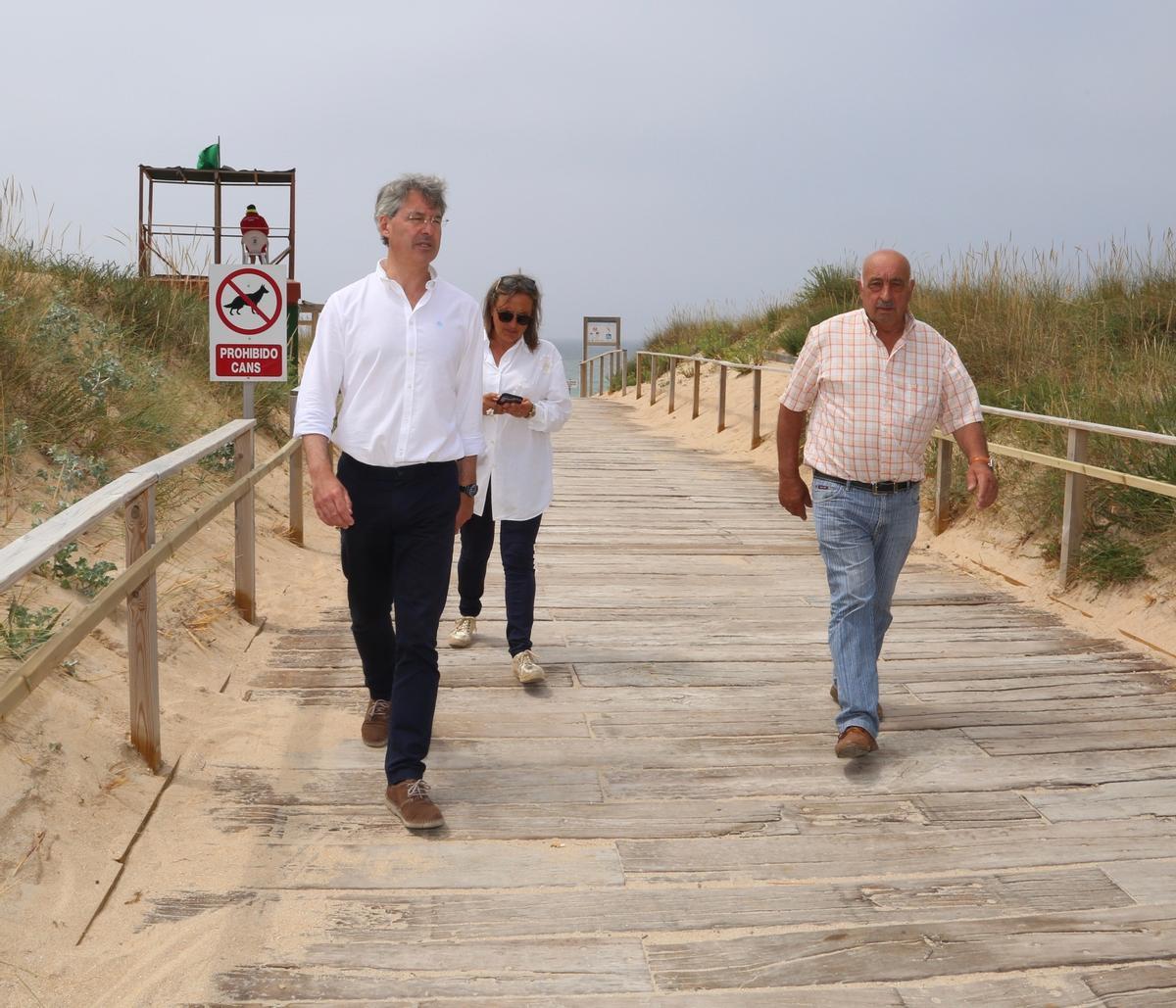 Imagen de archivo de José Cacabelos y los ediles Ángeles Domínguez y Juan Otero, en la playa de A Lanzada.